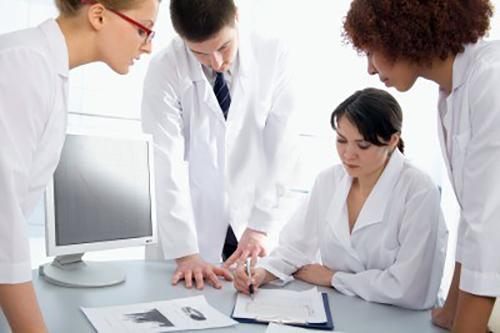 Estruturação da Assistência Farmacêutica e a Promoção do Uso Racional de Medicamentos em Serviços de Saúde Estruturação da Assistência Farmacêutica e a Promoção do Uso Racional de Medicamentos em Serviços de Saúde